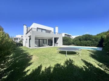 Casa · 220m² · 5 Ambientes · 2 Cocheras · Casa en Alquiler en Los Castaños, Nordelta, Lote Interno