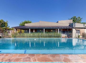 Casa · 230m² · 6 Ambientes · 3 Cocheras · Casa en Venta con Pileta en Gonnet