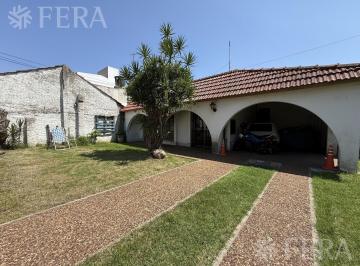 PH · 94m² · 4 Ambientes · 1 Cochera · Venta PH 4 Ambientes con Jardín y Cochera en Sarandi