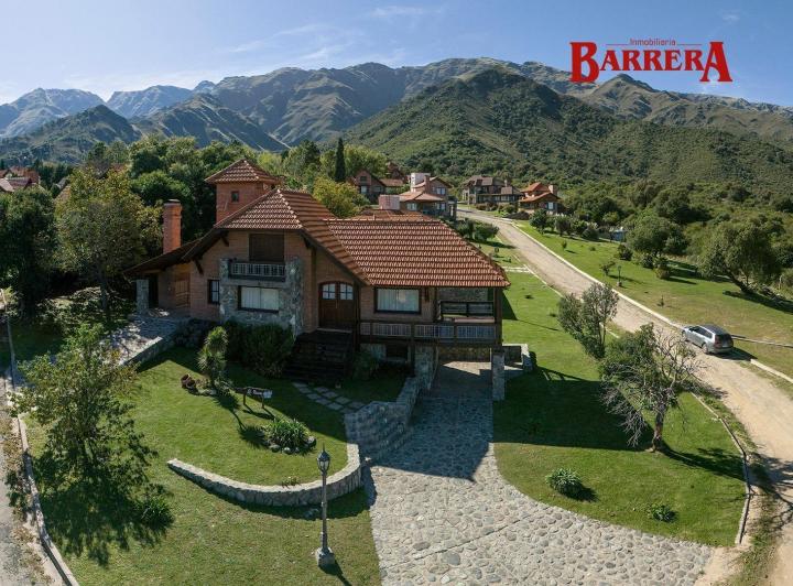 Casa · 221m² · 3 Ambientes · 2 Cocheras