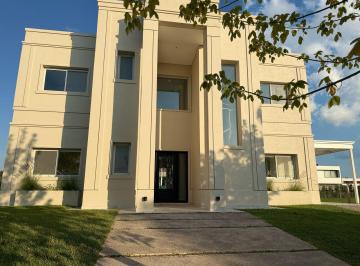 Casa · 232m² · 5 Ambientes · 2 Cocheras · Casa en Venta en Acacias con Pileta y Todos Los Cuartos en Suites