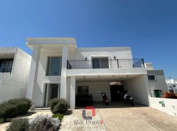 Casa · 200m² · 4 Ambientes · 4 Cocheras · Casa en Docta