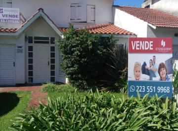Casa · 142m² · 4 Ambientes · 1 Cochera · Casa en Calazanz 1500 de Cuatro Ambientes con Jardin