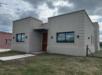 Casa · 140m² · 4 Ambientes · 2 Cocheras · Casa en Venta 3 Dorm. Barrio Campo Cardales Campana - Financia