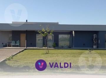 Casa · 160m² · 4 Ambientes · Casa en Alquiler Temporal - Barrio Fincas de San Vicente II