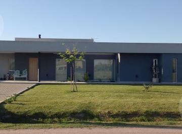 Casa · 160m² · 4 Ambientes · Casa en Alquiler Temporal - Barrio Fincas de San Vicente II
