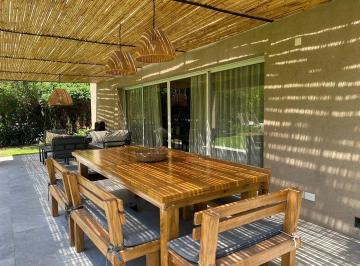 Casa · 300m² · 5 Ambientes · 2 Cocheras · Divina Casa en Bo. La Arboleda - 1048 m Lote - 300 m Cub