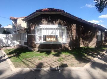 Casa · 200m² · 4 Ambientes · 1 Cochera · Casa en Venta, 4 Amb. con Jardin y Cochera - La Lucila