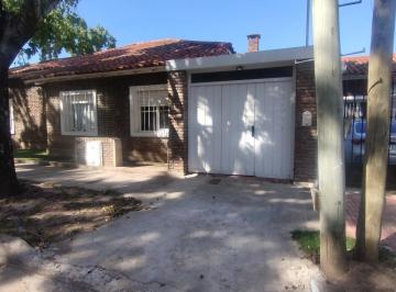 Casa · 200m² · 4 Ambientes · 1 Cochera · Casa en Venta, 4 Amb. con Jardin y Cochera - La Lucila