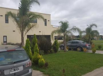 Casa · 248m² · 6 Ambientes · 2 Cocheras · Casa en Venta - 5 Dorm. 4 Baños - Cochera - 890 m² - Escobar