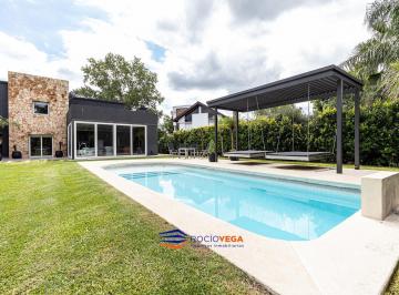 Casa · 370m² · 7 Ambientes · 2 Cocheras · Casa en Venta en Barrio Campos de Alvarez
