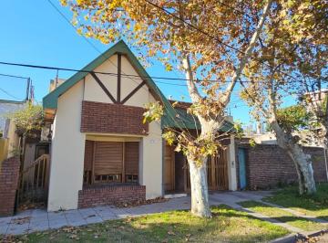 Casa de 3 ambientes, Quilmes · Casa 3 Ambientes con Garaje y Espacio Verde, Don Bosco Este