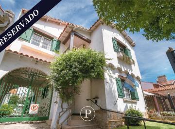 Casa · 217m² · 5 Ambientes · 1 Cochera · Chalet de Epoca en Barrio Stella Maris