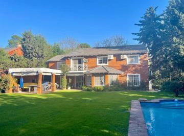 Casa · 262m² · 5 Ambientes · 1 Cochera · Casa Chalet en Venta en Las Glorias, Benavidez, Tigre