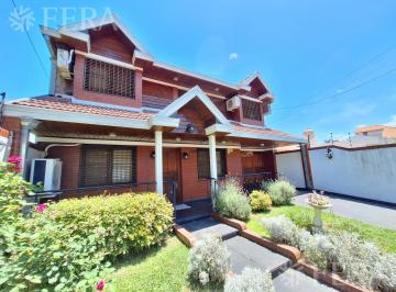 Casa · 216m² · 5 Ambientes · 1 Cochera · Venta Casa 5 Ambientes con Cochera y Jardín en Quilmes Oeste
