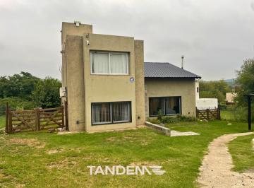 Casa · 290m² · 5 Ambientes · 1 Cochera · Casa de Categoría en Venta en Tanti, Keoken - 3 Dorm.