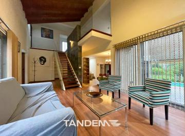Casa · 290m² · 5 Ambientes · 1 Cochera · Casa de Categoría en Venta en Tanti, Keoken - 3 Dorm.