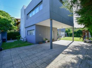 Casa · 200m² · 7 Ambientes · 2 Cocheras · Casa en Alquiler de Cinco Dorm. en 44 y 21 Bis