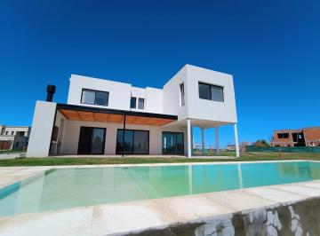 Casa · 210m² · 5 Ambientes · Casa Al Rio en Naudir en Venta y Alquiler Anual con 4 Dorm.