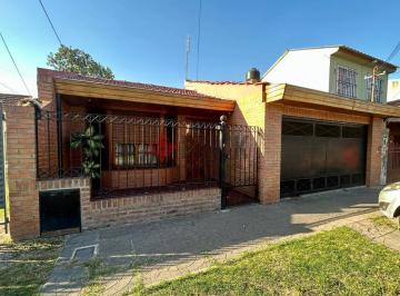 Casa · 135m² · 5 Ambientes · 1 Cochera · Casa Sobre Lote Propio en Villa Tesei
