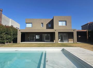 Casa · 207m² · 5 Ambientes · Casa en Venta en Barrio Barbarita, 3 Dorm. y Playroom
