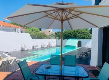 Casa · 280m² · 4 Ambientes · 1 Cochera · Alquiler Anual de Casa 3 Dorm. y Dependencia en Las D