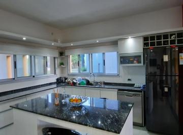 Casa · 250m² · 5 Ambientes · 3 Cocheras · Casa Las Corzuelas