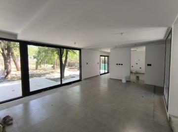 Casa · 210m² · 5 Ambientes · Moderna Casa Las Corzuelas
