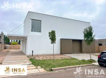 Casa · 160m² · 4 Ambientes · 2 Cocheras · Casa en Barrio Privado La Toscana