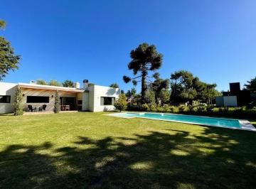 Casa · 180m² · 4 Ambientes · Casa en Venta - 3 Dorm. 3 Baños - 800 m² - Miramar