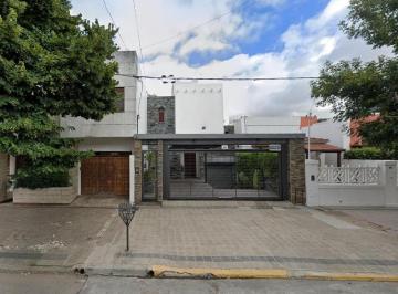 Casa · 213m² · 4 Ambientes · 3 Cocheras · Casa en Venta - 3 Dorm. 4 Baños - Cochera - 300 m² - La Plata