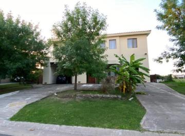 Casa · 240m² · 4 Ambientes · 1 Cochera · Casa en Venta El Cazal, Escobar