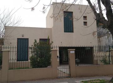 Casa · 180m² · 4 Ambientes · 1 Cochera · Venta Casa con Quincho y Pileta Temperley