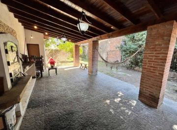 Casa · 90m² · 3 Ambientes · 1 Cochera · Venta Casa C/parque, Quincho, Cochera. Lanús Oeste