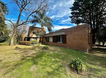 Casa · 195m² · 5 Ambientes · 1 Cochera · Venta! Casa en Funes 3 Dorm. - Oportunidad!