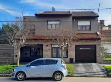 Casa · 205m² · 4 Ambientes · 3 Cocheras · Casa - Villa Primera