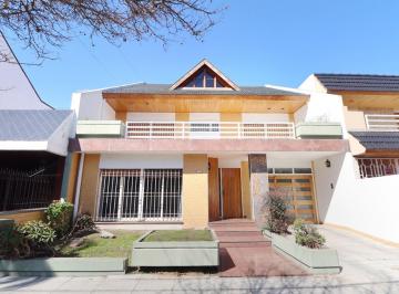 Casa · 315m² · 5 Ambientes · 2 Cocheras · Venta Casa 6 Amb Monte Castro Parque Apto Credito