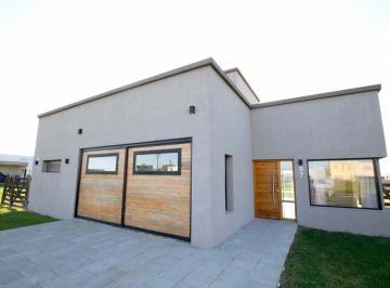 Casa · 184m² · 5 Ambientes · 2 Cocheras · Casa de Cuatro Dorm. Pileta y Parque, Gaboto