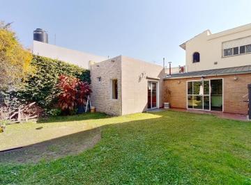 Casa · 181m² · 4 Ambientes · 1 Cochera · Casa 4 Amb en Venta con Jardín / Acepta Permuta