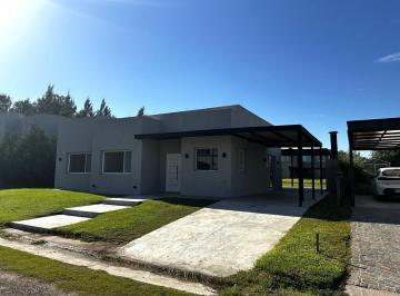 Casa · 140m² · 4 Ambientes · 2 Cocheras · Venta Casa B. Sto. Domingo a Estrenar Oportunidad!