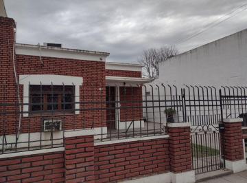 Casa · 100m² · 4 Ambientes · 2 Cocheras · Casa en Zona Comercial Proxima a Estacion
