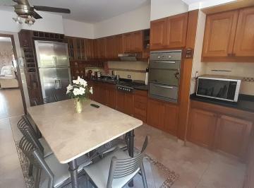 PH · 170m² · 5 Ambientes · 1 Cochera · PH en Venta - 4 Dorm. 2 Baños - Cochera - 254 m² - Barracas