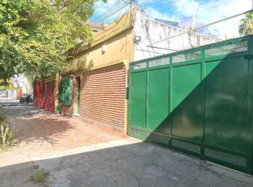 Casa · 256m² · 3 Dormitorios · 4 Cocheras · El Gigante de Belgrano. Casa y Galpón Sobre Av