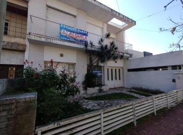Casa · 195m² · 4 Ambientes · 1 Cochera · Casa en Dos Plantas en Alberdi Rio