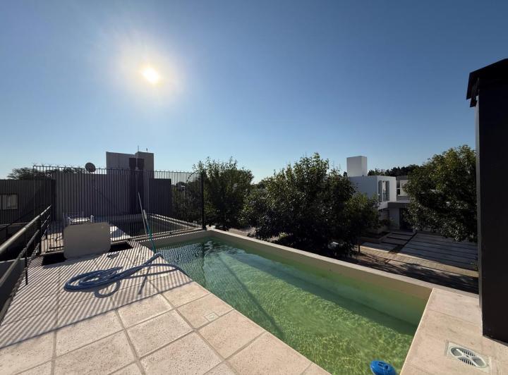 Casa · 176m² · 4 Ambientes · 2 Cocheras