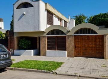 Casa · 110ha · 3 Ambientes · 1 Cochera · Casa en 2 Plantas con Patio