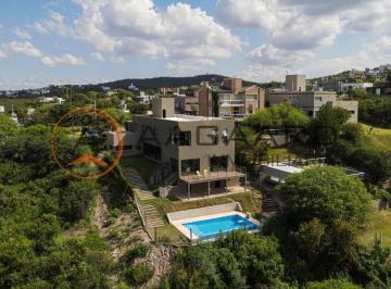 Casa · 500m² · 8 Ambientes · 2 Cocheras · Excelente Casa en Venta en Cinco Lomas con Pileta Recibe Menor en Barrio Cerrado 4 Dorm.