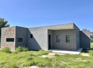 Casa · 130m² · 4 Ambientes · 2 Cocheras · Venta Casa 4 Ambientes Medal Country Club