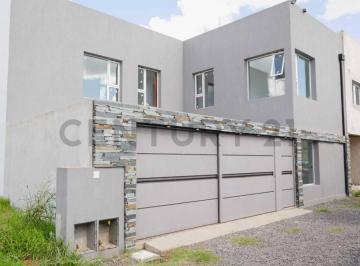 Casa · 138m² · 4 Ambientes · 2 Cocheras · Venta de Casa a Estrenar con Cochera en 133 E/.34 y 35 San Carlos
