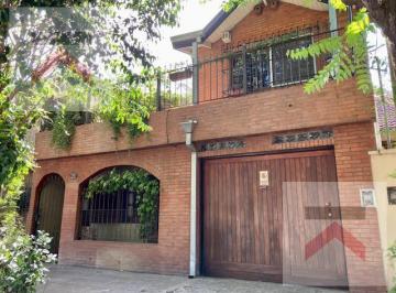 PH · 130m² · 4 Ambientes · 1 Cochera · Lindísimo PH Al Frente con Entrada Independiente y Cochera. 3 Dorm. y Gran Terraza!
